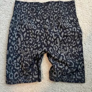 Leopard biker shorts with butt scrunch - size S